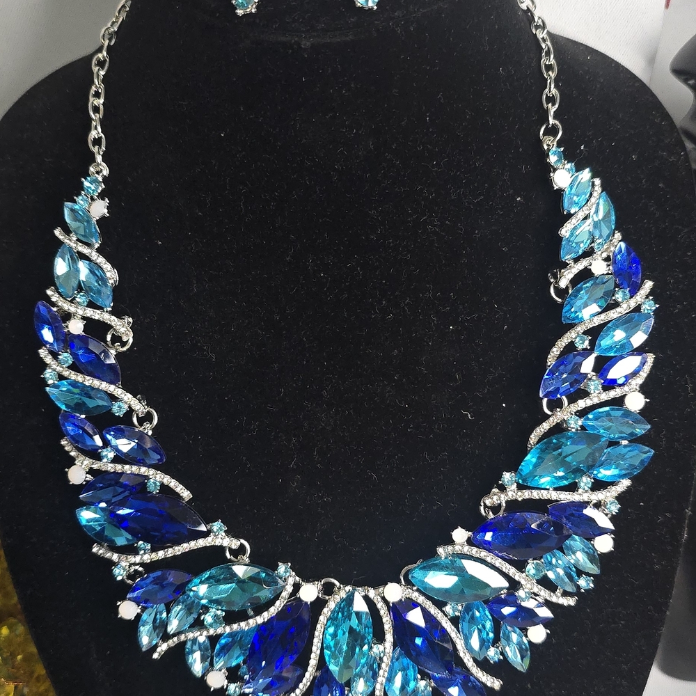 Elegant Blue and Silver Necklace Set